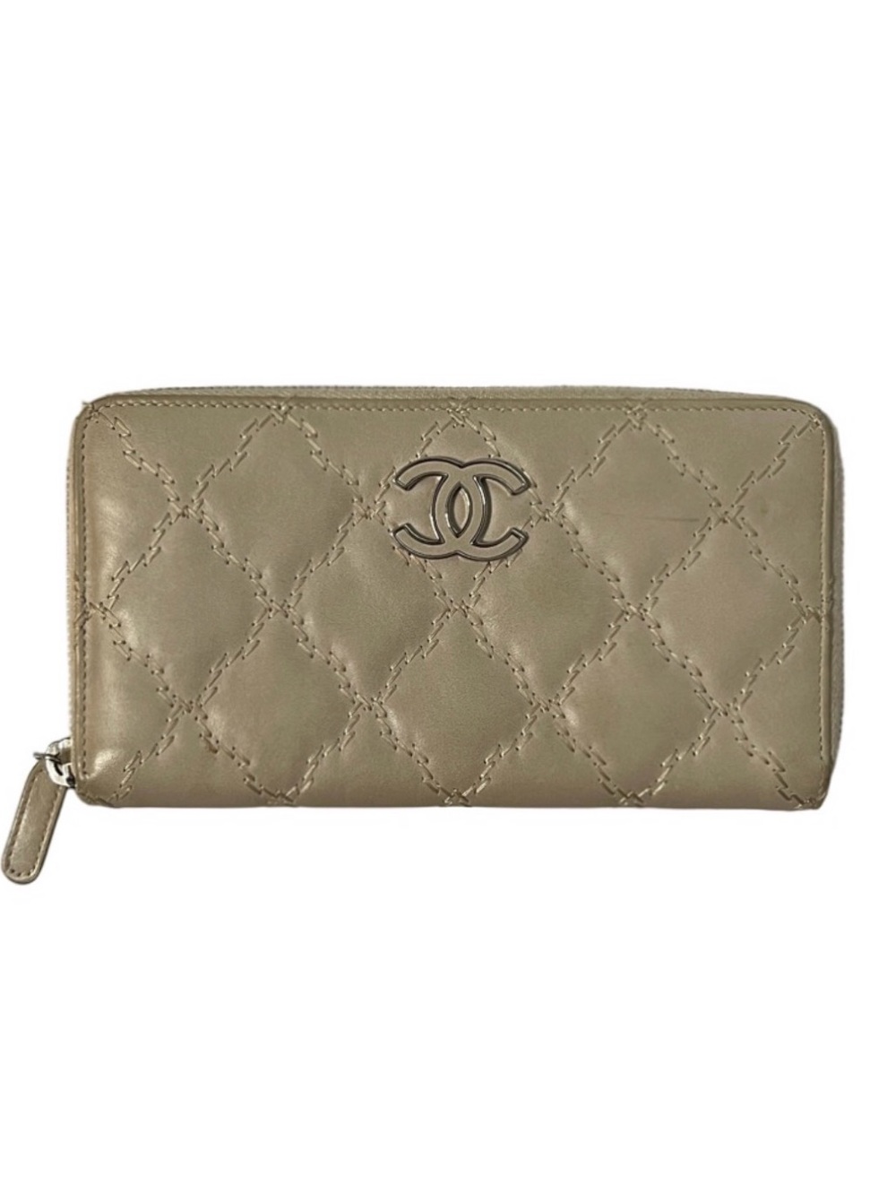 CHANEL Quilted Beige
Leather Zip-Around Wallet with CC Logo GUC